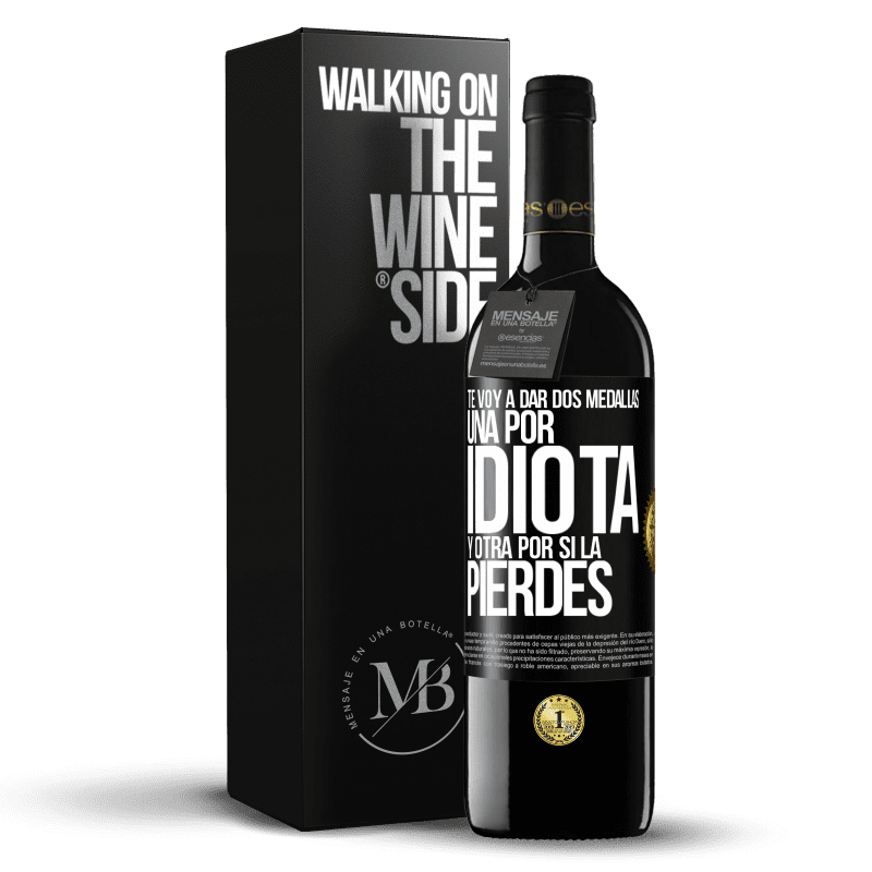 39,95 € Envío gratis | Vino Tinto Edición RED MBE Reserva Te voy a dar dos medallas: Una por idiota y otra por si la pierdes Etiqueta Negra. Etiqueta personalizable Reserva 12 Meses Cosecha 2015 Tempranillo