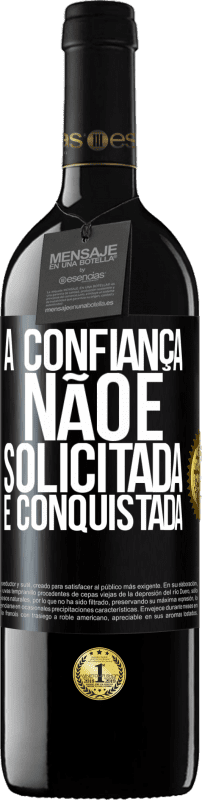 Envio grátis | Vinho tinto Edição RED MBE Reserva A confiança não é solicitada, é conquistada Etiqueta Preta. Etiqueta personalizável Reserva 12 Meses Colheita 2014 Tempranillo