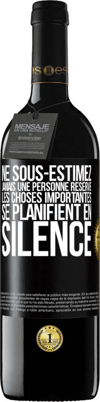 39,95 € | Vin rouge Édition RED MBE Réserve Ne sous-estimez jamais une personne réservé, les choses importantes se planifient en silence Étiquette Noire. Étiquette personnalisable Réserve 12 Mois Récolte 2016 Tempranillo