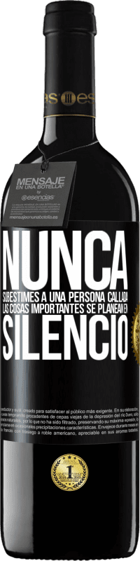 39,95 € Envío gratis | Vino Tinto Edición RED MBE Reserva Nunca subestimes a una persona callada, las cosas importantes se planean en silencio Etiqueta Negra. Etiqueta personalizable Reserva 12 Meses Cosecha 2015 Tempranillo