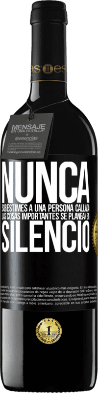 39,95 € | Vino Tinto Edición RED MBE Reserva Nunca subestimes a una persona callada, las cosas importantes se planean en silencio Etiqueta Negra. Etiqueta personalizable Reserva 12 Meses Cosecha 2016 Tempranillo