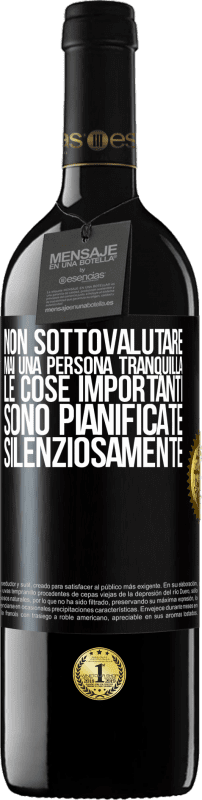 39,95 € | Vino rosso Edizione RED MBE Riserva Non sottovalutare mai una persona tranquilla, le cose importanti sono pianificate silenziosamente Etichetta Nera. Etichetta personalizzabile Riserva 12 Mesi Raccogliere 2015 Tempranillo