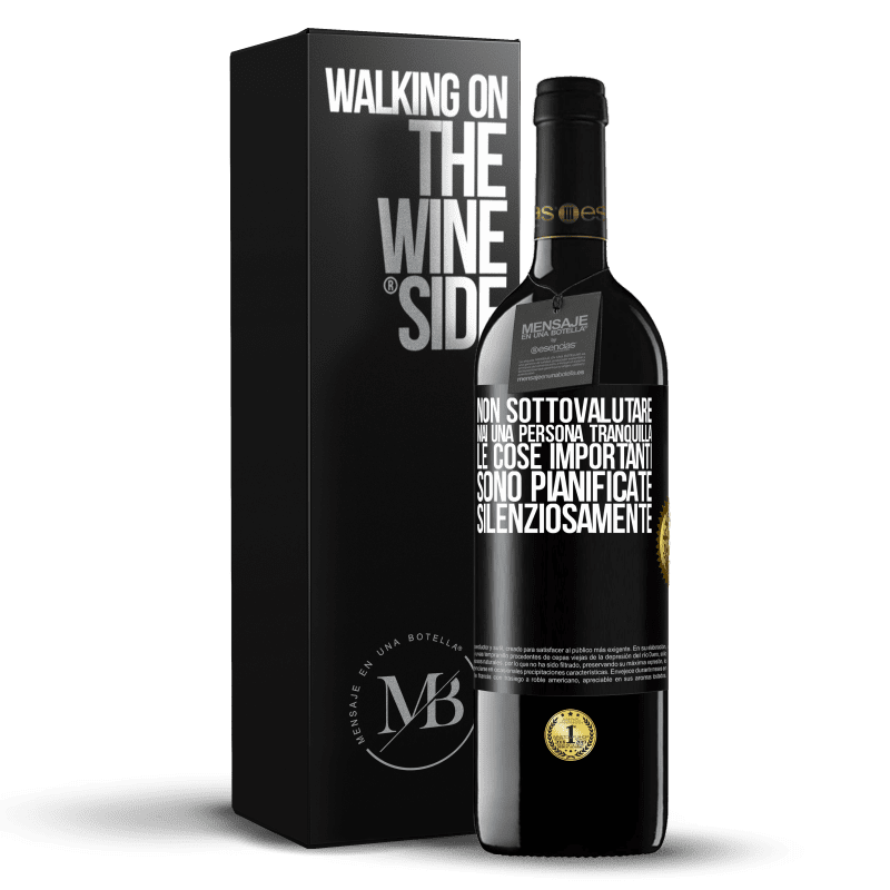 39,95 € Spedizione Gratuita | Vino rosso Edizione RED MBE Riserva Non sottovalutare mai una persona tranquilla, le cose importanti sono pianificate silenziosamente Etichetta Nera. Etichetta personalizzabile Riserva 12 Mesi Raccogliere 2016 Tempranillo