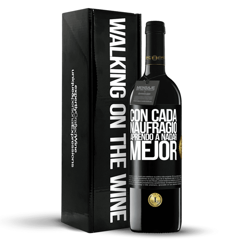 39,95 € Envío gratis | Vino Tinto Edición RED MBE Reserva Con cada naufragio aprendo a nadar mejor Etiqueta Negra. Etiqueta personalizable Reserva 12 Meses Cosecha 2015 Tempranillo