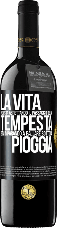 39,95 € | Vino rosso Edizione RED MBE Riserva La vita non sta aspettando il passaggio della tempesta. Sta imparando a ballare sotto la pioggia Etichetta Nera. Etichetta personalizzabile Riserva 12 Mesi Raccogliere 2016 Tempranillo