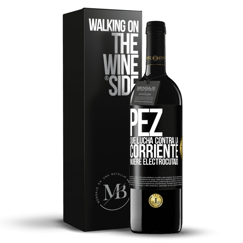 39,95 € Envío gratis | Vino Tinto Edición RED MBE Reserva Pez que lucha contra la corriente, muere electrocutado Etiqueta Negra. Etiqueta personalizable Reserva 12 Meses Cosecha 2015 Tempranillo