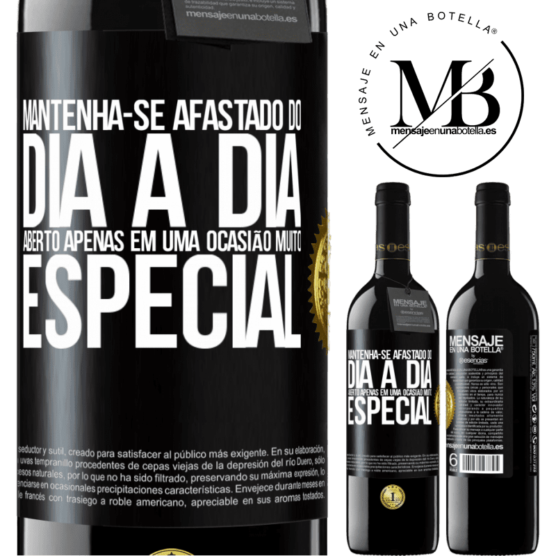 39,95 € Envio grátis | Vinho tinto Edição RED MBE Reserva Mantenha-se afastado do dia a dia. Aberto apenas em uma ocasião muito especial Etiqueta Preta. Etiqueta personalizável Reserva 12 Meses Colheita 2015 Tempranillo