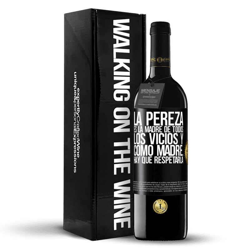 39,95 € Envío gratis | Vino Tinto Edición RED MBE Reserva La pereza es la madre de todos los vicios y como madre... hay que respetarla Etiqueta Negra. Etiqueta personalizable Reserva 12 Meses Cosecha 2015 Tempranillo