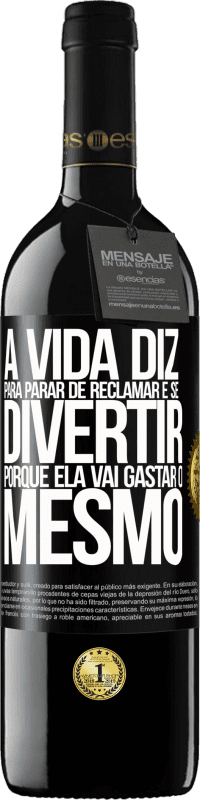 39,95 € | Vinho tinto Edição RED MBE Reserva A vida diz para parar de reclamar e se divertir, porque ela vai gastar o mesmo Etiqueta Preta. Etiqueta personalizável Reserva 12 Meses Colheita 2015 Tempranillo