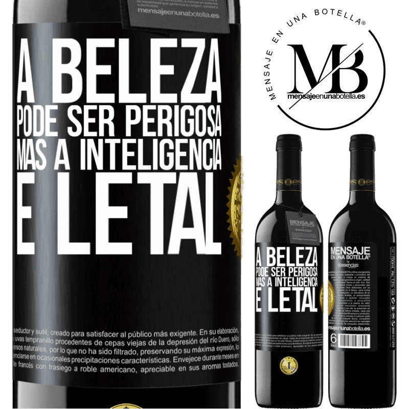 39,95 € Envio grátis | Vinho tinto Edição RED MBE Reserva A beleza pode ser perigosa, mas a inteligência é letal Etiqueta Preta. Etiqueta personalizável Reserva 12 Meses Colheita 2015 Tempranillo