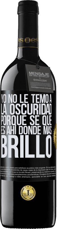 Envío gratis | Vino Tinto Edición RED MBE Reserva Yo no le temo a la oscuridad, porque sé que es ahí donde más brillo Etiqueta Negra. Etiqueta personalizable Reserva 12 Meses Cosecha 2014 Tempranillo