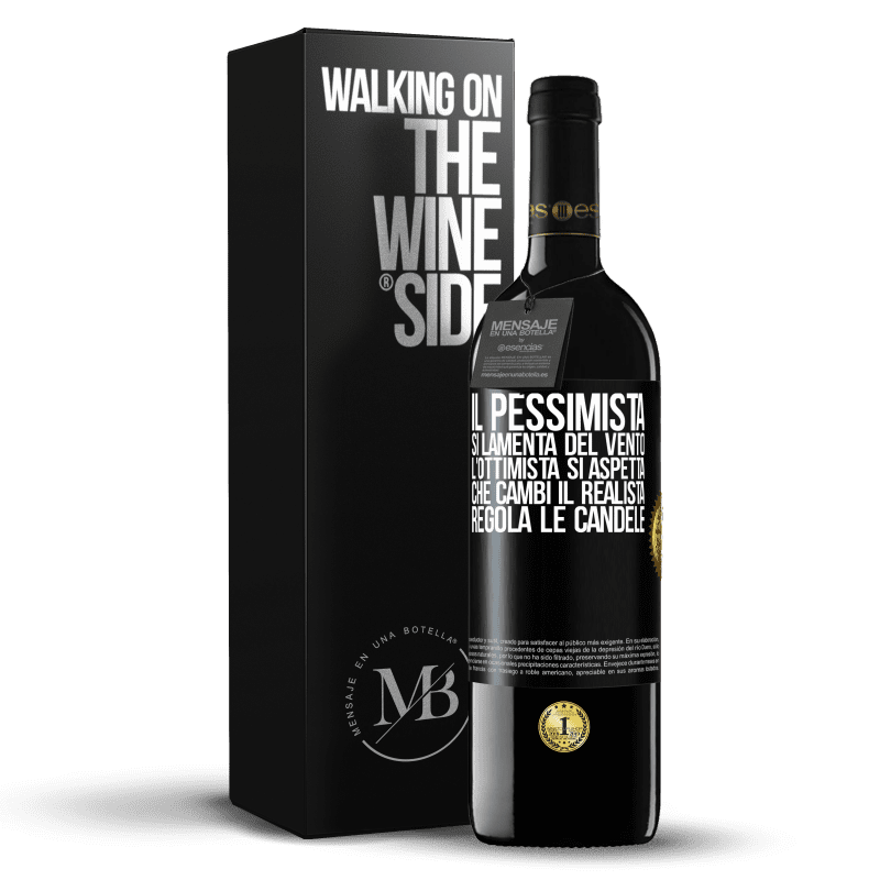 39,95 € Spedizione Gratuita | Vino rosso Edizione RED MBE Riserva Il pessimista si lamenta del vento l'ottimista si aspetta che cambi il realista regola le candele Etichetta Nera. Etichetta personalizzabile Riserva 12 Mesi Raccogliere 2016 Tempranillo
