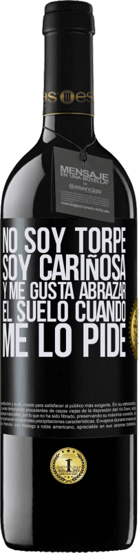 39,95 € | Vino Tinto Edición RED MBE Reserva No soy torpe, soy cariñosa, y me gusta abrazar el suelo cuando me lo pide Etiqueta Negra. Etiqueta personalizable Reserva 12 Meses Cosecha 2015 Tempranillo