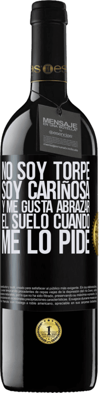 39,95 € Envío gratis | Vino Tinto Edición RED MBE Reserva No soy torpe, soy cariñosa, y me gusta abrazar el suelo cuando me lo pide Etiqueta Negra. Etiqueta personalizable Reserva 12 Meses Cosecha 2016 Tempranillo