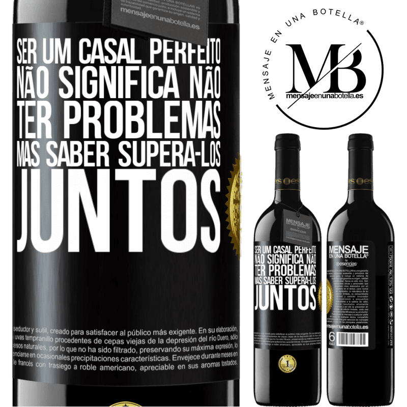 39,95 € Envio grátis | Vinho tinto Edição RED MBE Reserva Ser um casal perfeito não significa não ter problemas, mas saber superá-los juntos Etiqueta Preta. Etiqueta personalizável Reserva 12 Meses Colheita 2015 Tempranillo