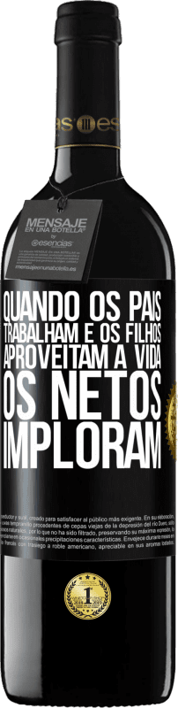 39,95 € | Vinho tinto Edição RED MBE Reserva Quando os pais trabalham e os filhos aproveitam a vida, os netos imploram Etiqueta Preta. Etiqueta personalizável Reserva 12 Meses Colheita 2016 Tempranillo