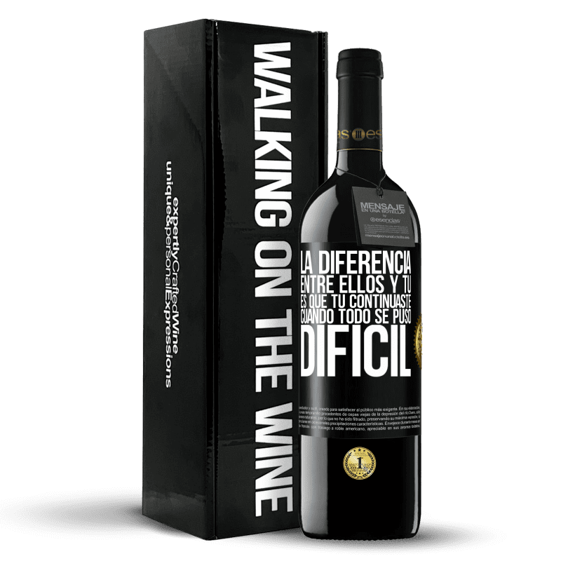 39,95 € Envío gratis | Vino Tinto Edición RED MBE Reserva La diferencia entre ellos y tú, es que tú continuaste cuando todo se puso difícil Etiqueta Negra. Etiqueta personalizable Reserva 12 Meses Cosecha 2016 Tempranillo