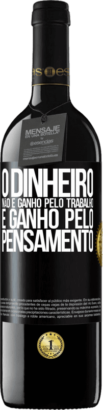 39,95 € | Vinho tinto Edição RED MBE Reserva O dinheiro não é ganho pelo trabalho, é ganho pelo pensamento Etiqueta Preta. Etiqueta personalizável Reserva 12 Meses Colheita 2015 Tempranillo