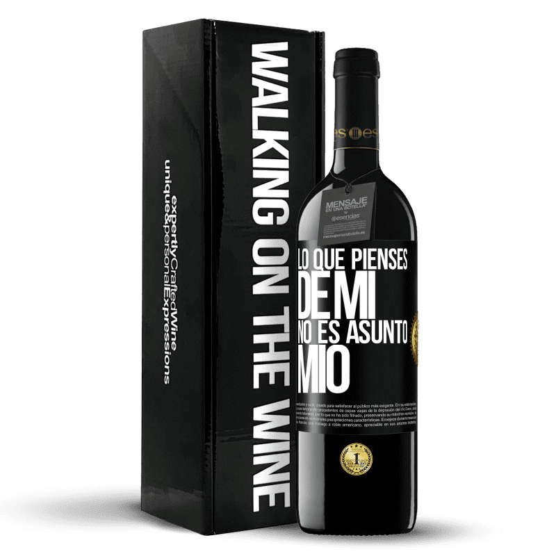 39,95 € Envío gratis | Vino Tinto Edición RED MBE Reserva Lo que pienses de mí no es asunto mío Etiqueta Negra. Etiqueta personalizable Reserva 12 Meses Cosecha 2016 Tempranillo