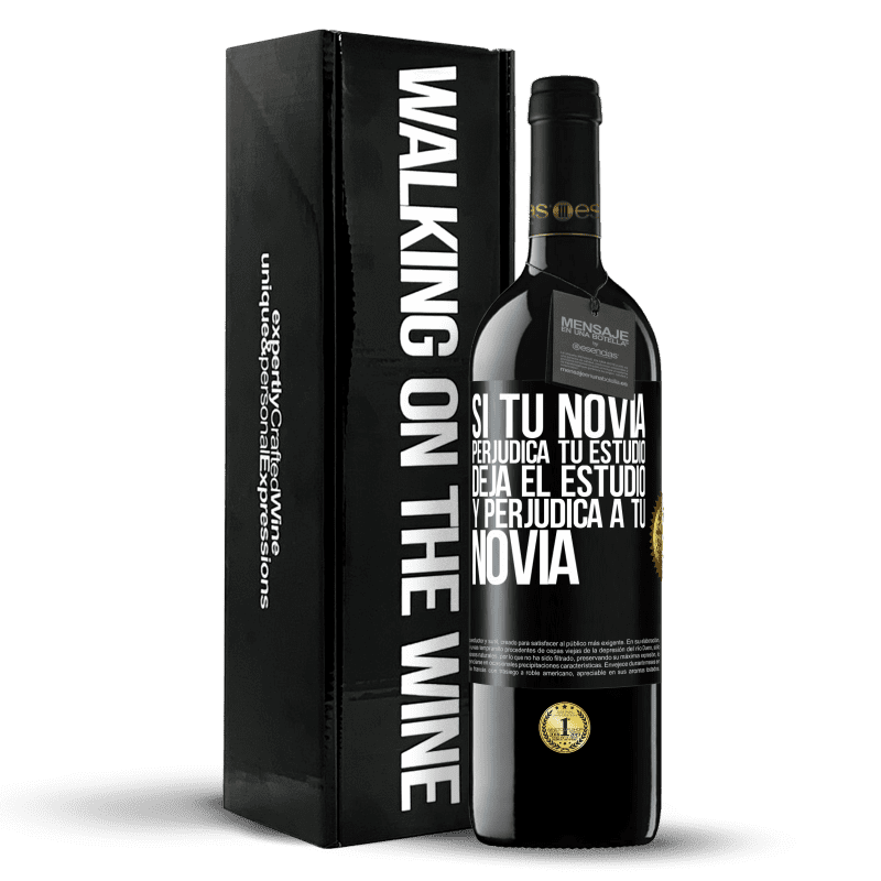 39,95 € Envío gratis | Vino Tinto Edición RED MBE Reserva Si tu novia perjudica tu estudio, deja el estudio y perjudica a tu novia Etiqueta Negra. Etiqueta personalizable Reserva 12 Meses Cosecha 2016 Tempranillo