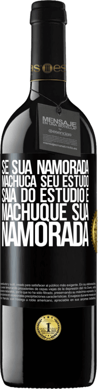 39,95 € | Vinho tinto Edição RED MBE Reserva Se sua namorada machuca seu estudo, saia do estúdio e machuque sua namorada Etiqueta Preta. Etiqueta personalizável Reserva 12 Meses Colheita 2015 Tempranillo