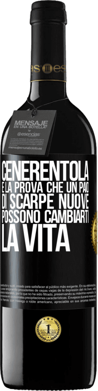 39,95 € Spedizione Gratuita | Vino rosso Edizione RED MBE Riserva Cenerentola è la prova che un paio di scarpe nuove possono cambiarti la vita Etichetta Nera. Etichetta personalizzabile Riserva 12 Mesi Raccogliere 2016 Tempranillo