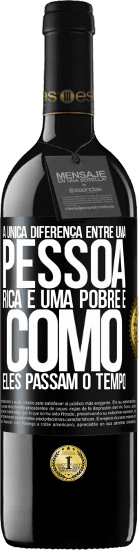 39,95 € Envio grátis | Vinho tinto Edição RED MBE Reserva A única diferença entre uma pessoa rica e uma pobre é como eles passam o tempo Etiqueta Preta. Etiqueta personalizável Reserva 12 Meses Colheita 2016 Tempranillo