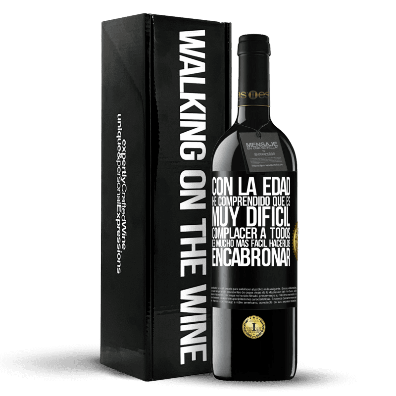 39,95 € Envío gratis | Vino Tinto Edición RED MBE Reserva Con la edad he comprendido que es muy difícil complacer a todos. Es mucho más fácil hacerlos encabronar Etiqueta Negra. Etiqueta personalizable Reserva 12 Meses Cosecha 2015 Tempranillo