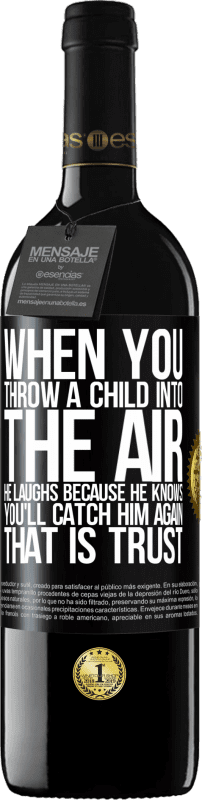 «Когда вы бросаете ребенка в воздух, он смеется, потому что знает, что вы снова его поймаете. ЭТО ДОВЕРИЕ» Издание RED MBE Бронировать