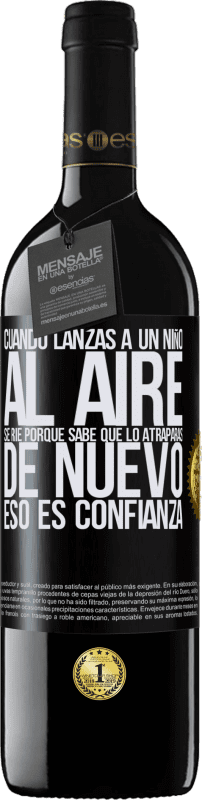 39,95 € Envío gratis | Vino Tinto Edición RED MBE Reserva Cuando lanzas a un niño al aire, se ríe porque sabe que lo atraparás de nuevo. ESO ES CONFIANZA Etiqueta Negra. Etiqueta personalizable Reserva 12 Meses Cosecha 2016 Tempranillo