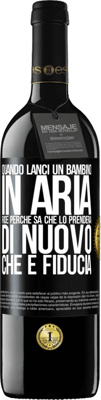 39,95 € | Vino rosso Edizione RED MBE Riserva Quando lanci un bambino in aria, ride perché sa che lo prenderai di nuovo. CHE È FIDUCIA Etichetta Nera. Etichetta personalizzabile Riserva 12 Mesi Raccogliere 2015 Tempranillo