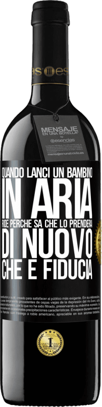39,95 € Spedizione Gratuita | Vino rosso Edizione RED MBE Riserva Quando lanci un bambino in aria, ride perché sa che lo prenderai di nuovo. CHE È FIDUCIA Etichetta Nera. Etichetta personalizzabile Riserva 12 Mesi Raccogliere 2016 Tempranillo