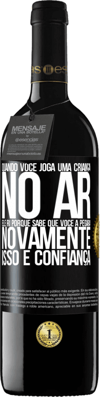 39,95 € Envio grátis | Vinho tinto Edição RED MBE Reserva Quando você joga uma criança no ar, ele ri porque sabe que você a pegará novamente. ISSO É CONFIANÇA Etiqueta Preta. Etiqueta personalizável Reserva 12 Meses Colheita 2016 Tempranillo