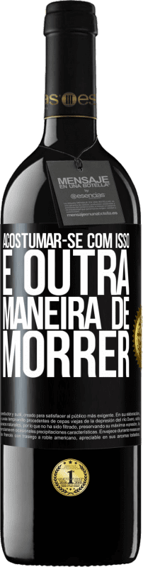 39,95 € Envio grátis | Vinho tinto Edição RED MBE Reserva Acostumar-se com isso é outra maneira de morrer Etiqueta Preta. Etiqueta personalizável Reserva 12 Meses Colheita 2016 Tempranillo