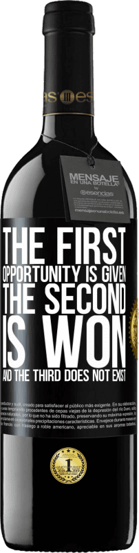 39,95 € Бесплатная доставка | Красное вино Издание RED MBE Бронировать Первая возможность предоставляется, вторая выиграна, а третья не существует Черная метка. Настраиваемая этикетка Бронировать 12 Месяцы Урожай 2016 Tempranillo