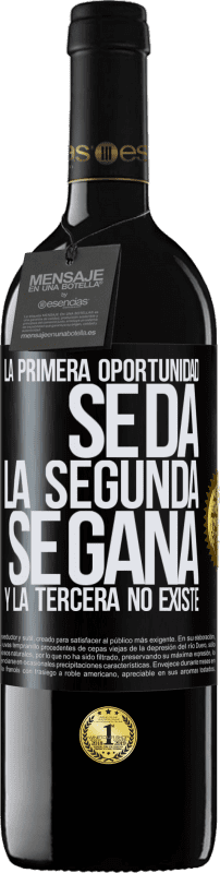 39,95 € Envío gratis | Vino Tinto Edición RED MBE Reserva La primera oportunidad se da, la segunda se gana, y la tercera no existe Etiqueta Negra. Etiqueta personalizable Reserva 12 Meses Cosecha 2016 Tempranillo