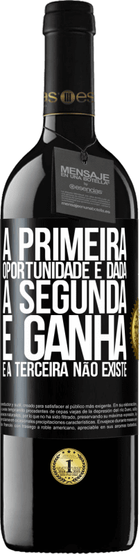 39,95 € | Vinho tinto Edição RED MBE Reserva A primeira oportunidade é dada, a segunda é ganha e a terceira não existe Etiqueta Preta. Etiqueta personalizável Reserva 12 Meses Colheita 2015 Tempranillo