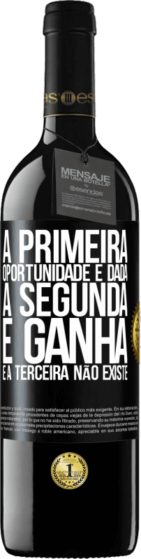 39,95 € Envio grátis | Vinho tinto Edição RED MBE Reserva A primeira oportunidade é dada, a segunda é ganha e a terceira não existe Etiqueta Preta. Etiqueta personalizável Reserva 12 Meses Colheita 2016 Tempranillo