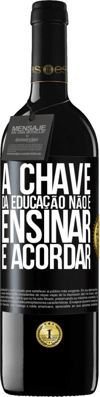 39,95 € | Vinho tinto Edição RED MBE Reserva A chave da educação não é ensinar, é acordar Etiqueta Preta. Etiqueta personalizável Reserva 12 Meses Colheita 2015 Tempranillo