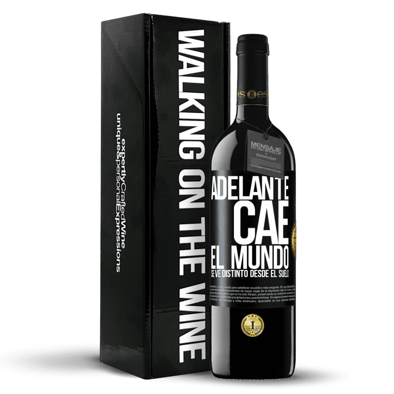 39,95 € Envío gratis | Vino Tinto Edición RED MBE Reserva Adelante. Cae. El mundo se ve distinto desde el suelo Etiqueta Negra. Etiqueta personalizable Reserva 12 Meses Cosecha 2016 Tempranillo