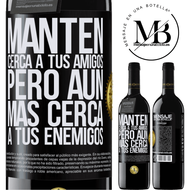 39,95 € Envío gratis | Vino Tinto Edición RED MBE Reserva Mantén cerca a tus amigos, pero aún más cerca a tus enemigos Etiqueta Negra. Etiqueta personalizable Reserva 12 Meses Cosecha 2014 Tempranillo