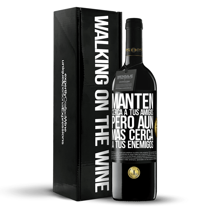 39,95 € Envío gratis | Vino Tinto Edición RED MBE Reserva Mantén cerca a tus amigos, pero aún más cerca a tus enemigos Etiqueta Negra. Etiqueta personalizable Reserva 12 Meses Cosecha 2015 Tempranillo