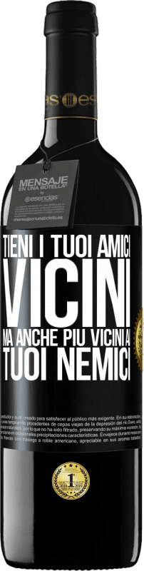 39,95 € Spedizione Gratuita | Vino rosso Edizione RED MBE Riserva Tieni i tuoi amici vicini, ma anche più vicini ai tuoi nemici Etichetta Nera. Etichetta personalizzabile Riserva 12 Mesi Raccogliere 2016 Tempranillo