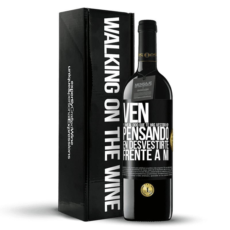 39,95 € Envío gratis | Vino Tinto Edición RED MBE Reserva Ven y dime al oído que te has vestido hoy pensando en desvestirte frente a mi Etiqueta Negra. Etiqueta personalizable Reserva 12 Meses Cosecha 2015 Tempranillo