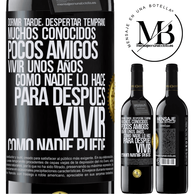 39,95 € Envío gratis | Vino Tinto Edición RED MBE Reserva Dormir tarde, despertar temprano. Muchos conocidos, pocos amigos. Vivir unos años como nadie lo hace, para después vivir Etiqueta Negra. Etiqueta personalizable Reserva 12 Meses Cosecha 2016 Tempranillo