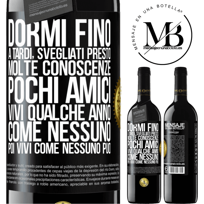 39,95 € Spedizione Gratuita | Vino rosso Edizione RED MBE Riserva Dormi fino a tardi, svegliati presto. Molte conoscenze, pochi amici. Vivi qualche anno come nessuno, poi vivi come nessuno Etichetta Nera. Etichetta personalizzabile Riserva 12 Mesi Raccogliere 2016 Tempranillo