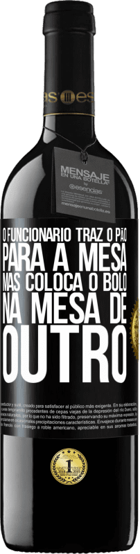 39,95 € | Vinho tinto Edição RED MBE Reserva O funcionário traz o pão para a mesa, mas coloca o bolo na mesa de outro Etiqueta Preta. Etiqueta personalizável Reserva 12 Meses Colheita 2016 Tempranillo