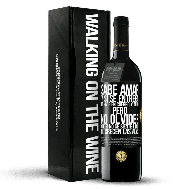 39,95 € Envío gratis | Vino Tinto Edición RED MBE Reserva Sabe amar, y si se entrega, lo hace en cuerpo y alma. Pero, no olvides, que si no se siente libre, le crecen las alas Etiqueta Negra. Etiqueta personalizable Reserva 12 Meses Cosecha 2016 Tempranillo