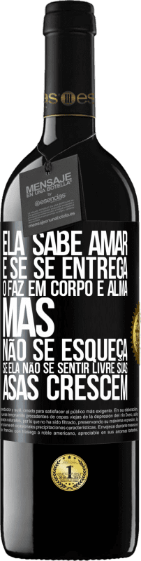 39,95 € Envio grátis | Vinho tinto Edição RED MBE Reserva Ele sabe amar e, se se entrega, o faz em corpo e alma. Mas, não se esqueça, se você não se sentir livre, suas asas crescem Etiqueta Preta. Etiqueta personalizável Reserva 12 Meses Colheita 2016 Tempranillo