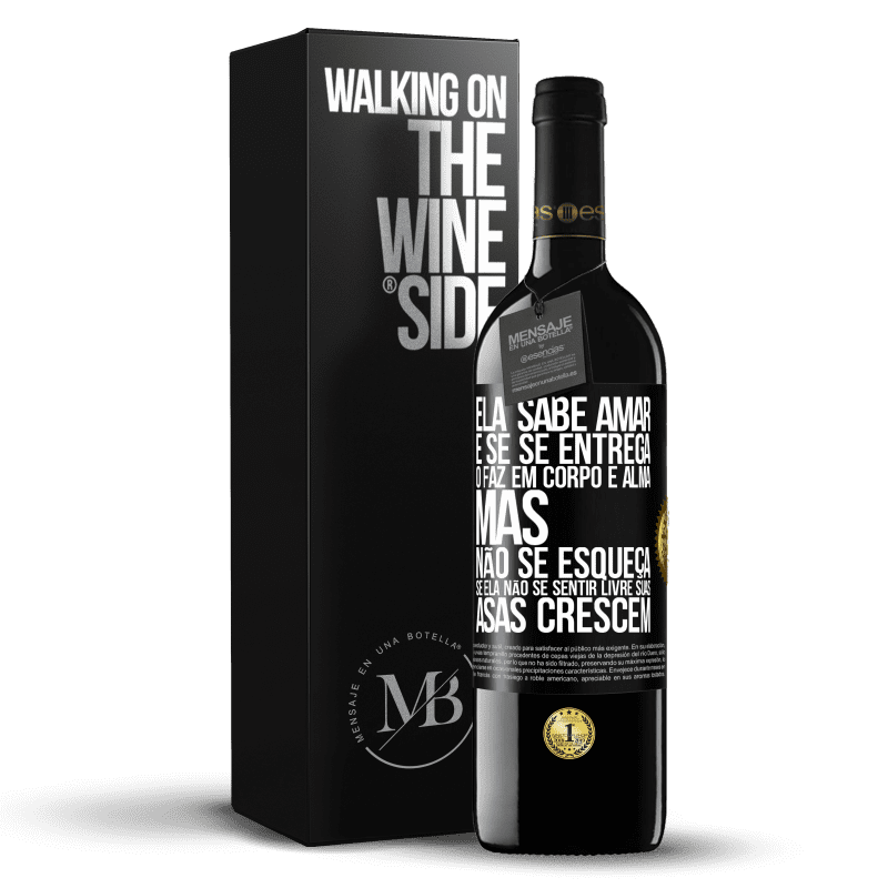 39,95 € Envio grátis | Vinho tinto Edição RED MBE Reserva Ele sabe amar e, se se entrega, o faz em corpo e alma. Mas, não se esqueça, se você não se sentir livre, suas asas crescem Etiqueta Preta. Etiqueta personalizável Reserva 12 Meses Colheita 2015 Tempranillo